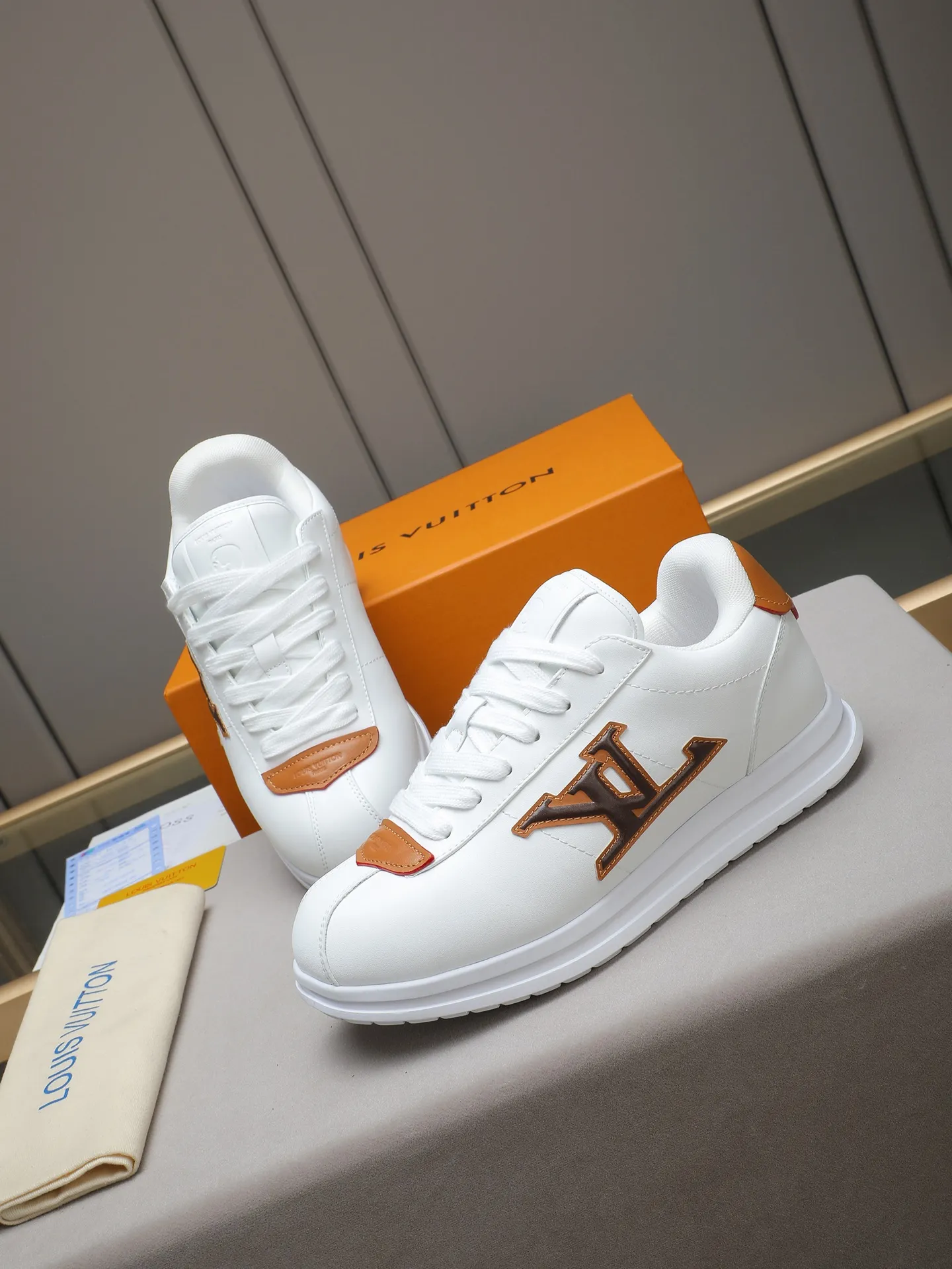 PP560 LV Louis Vuitton L Jialu Brand Runner Tatic Series Thick-soled Casual Sports Shoes Running Shoes Original purchase, development and production This LV Runner Tatic sports shoe combines technical materials such as mesh fabric and ribbons to interpret the inspiration of traditional mountaineering shoes. LV letters are written on one side, the lariat buckle of the quick lacing system is embellished with Monogram flowers and Louis Vuitton logos, and the light and wear-resistant rubber outsole completes the whole. ▪️Fabric: Original imported cowhide + mesh ▪️Inner lining: Original customized breathable mesh ▪️Sole: Original open-molded anti-slip rubber combination material ▪️Size: Men's 38-44 (customized for 45 and 46)